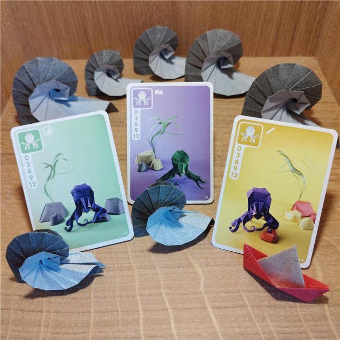 Le petit jeu de cartes Sea Salt & Paper est surprenant avec ses origamis -  Numerama